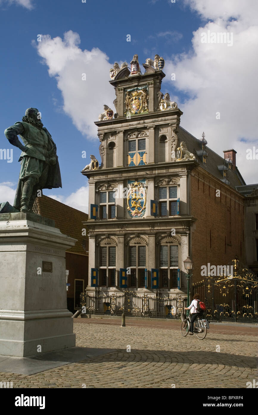 Holland Hoorn Roode Steen & estatua de Jan Pieterszoon Coen, fundador de Dutch East India Company Foto de stock