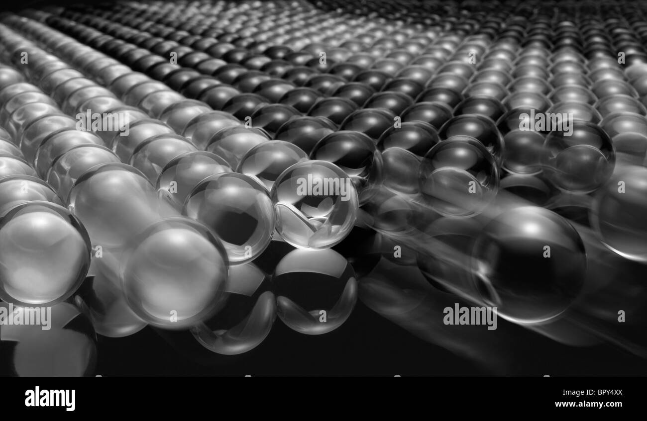 Ejército de vidrio/Chrystal bolas creando una forma geométrica. Algunas bolas de vidrio en movimiento creando un punto focal en la composición. Foto de stock