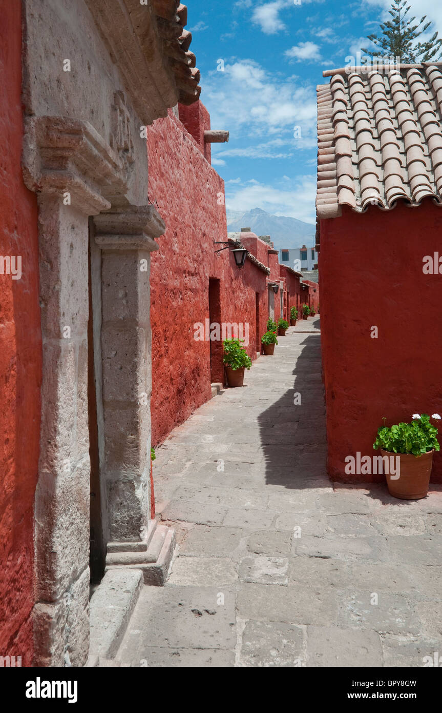 Patios interiores y la arquitectura del Monasterio de Santa Catalina, en Arequipa, Perú, América del Sur. Foto de stock