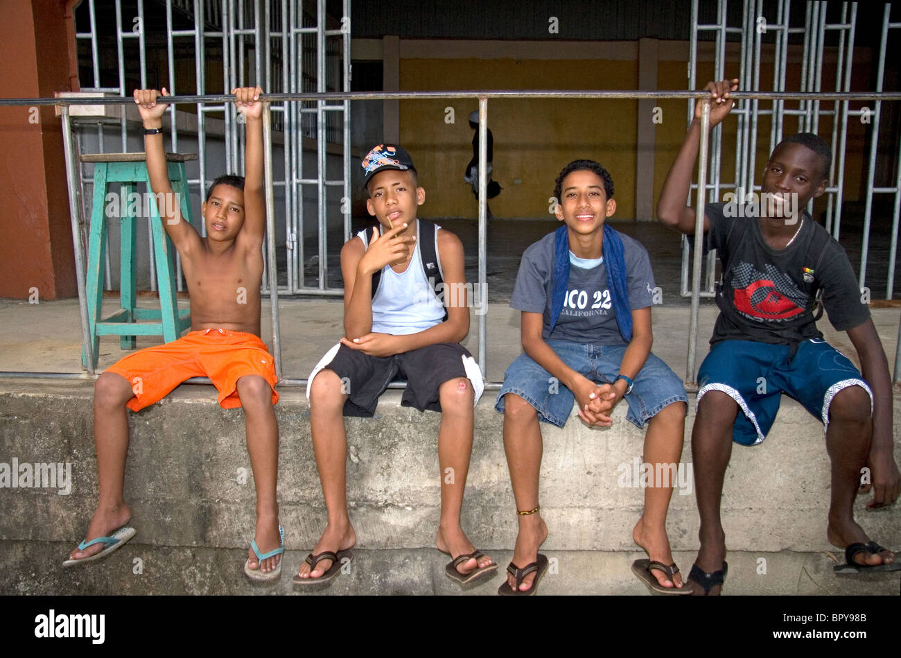 Los adolescentes costarricenses en Puerto Limón, Costa Rica. Foto de stock