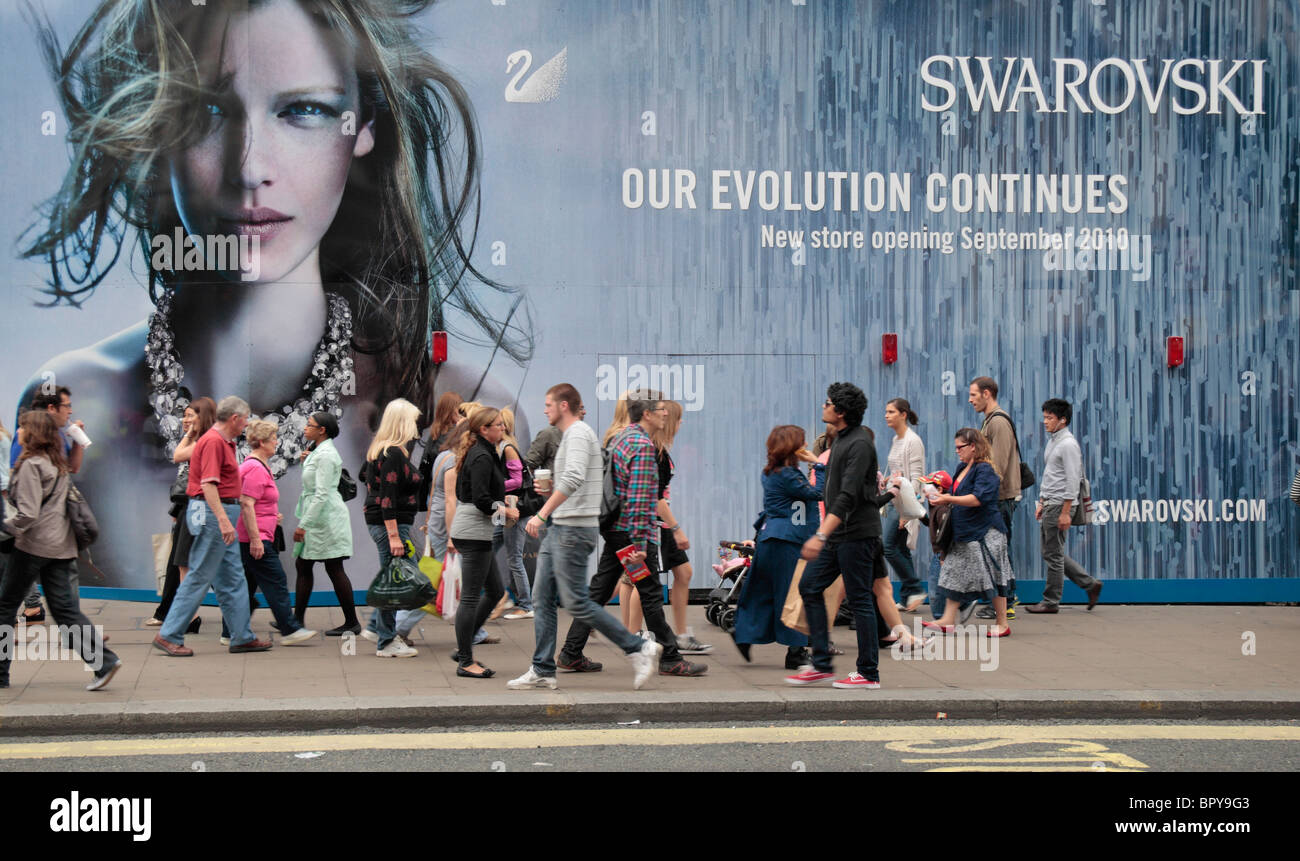 Los peatones pasear por una gran acaparamiento de publicidad exterior  pronto se abrirán una tienda Swarovski en Oxford Street, Londres, Reino  Unido Fotografía de stock - Alamy