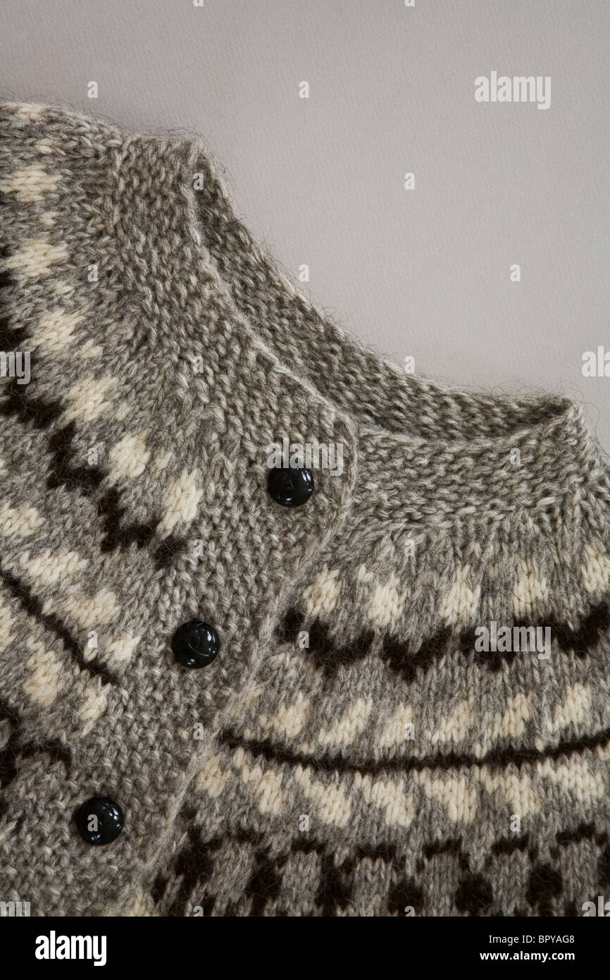 Primer plano recortado de un jersey islandés de lana para un hombre o una  mujer, hecho a mano en Islandia, artesanía pt Europe, ganchillo islandés de  lana Fotografía de stock - Alamy