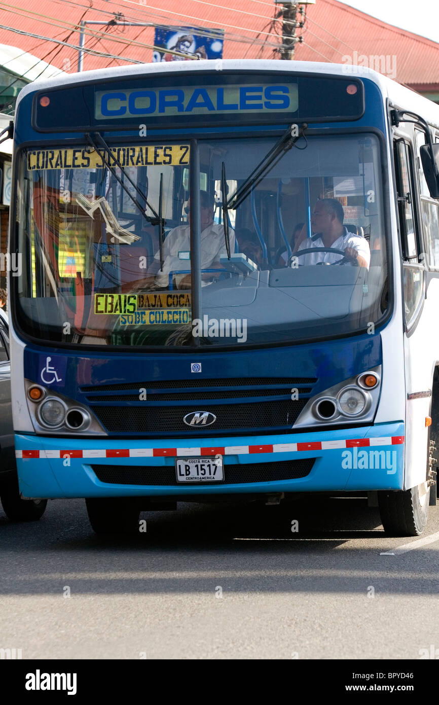 El autobús de transporte público en Limón, Costa Rica. Foto de stock