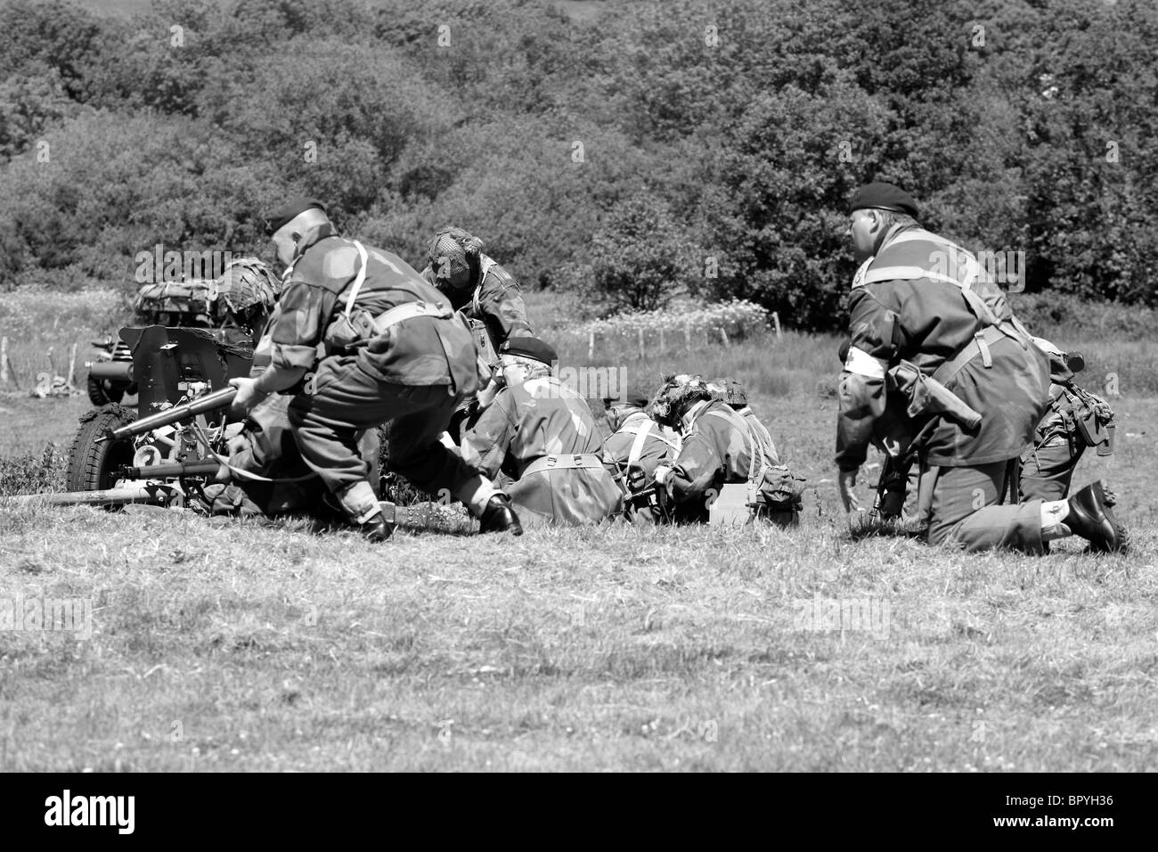 Las tropas británicas y estadounidenses sobre ejecutar una unidad Waffen SS en Normandía 1944 Foto de stock