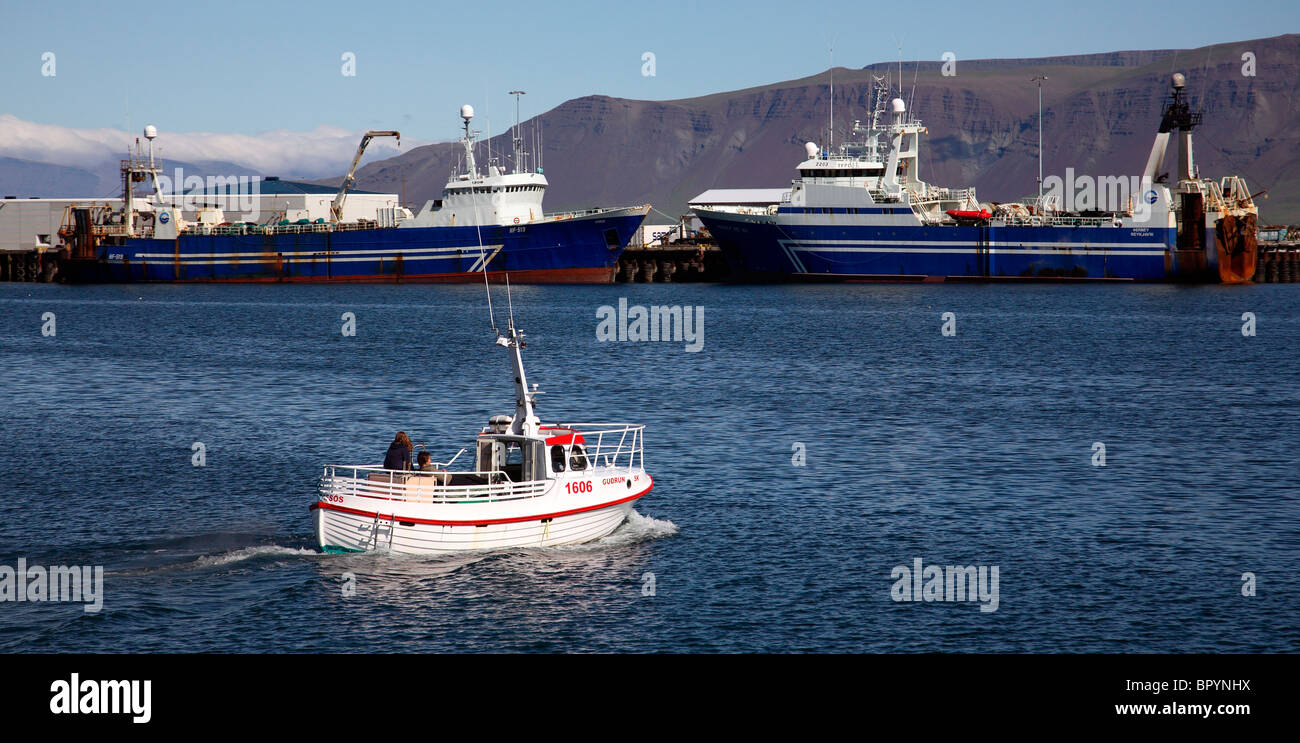 Reykjavik Harbour barco de recreo y grandes arrastreros Foto de stock