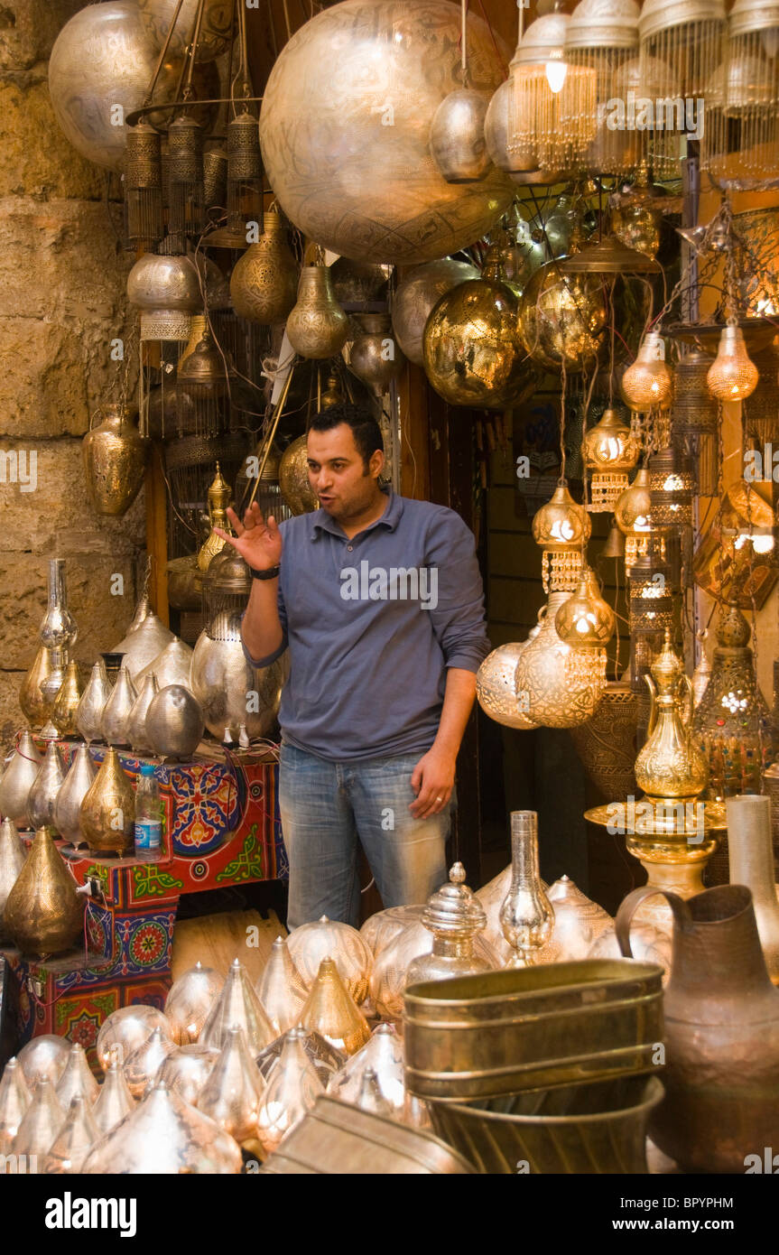 Escenas de la turística bazar de Khan El Khalili en El Cairo Islámico en Egipto Foto de stock