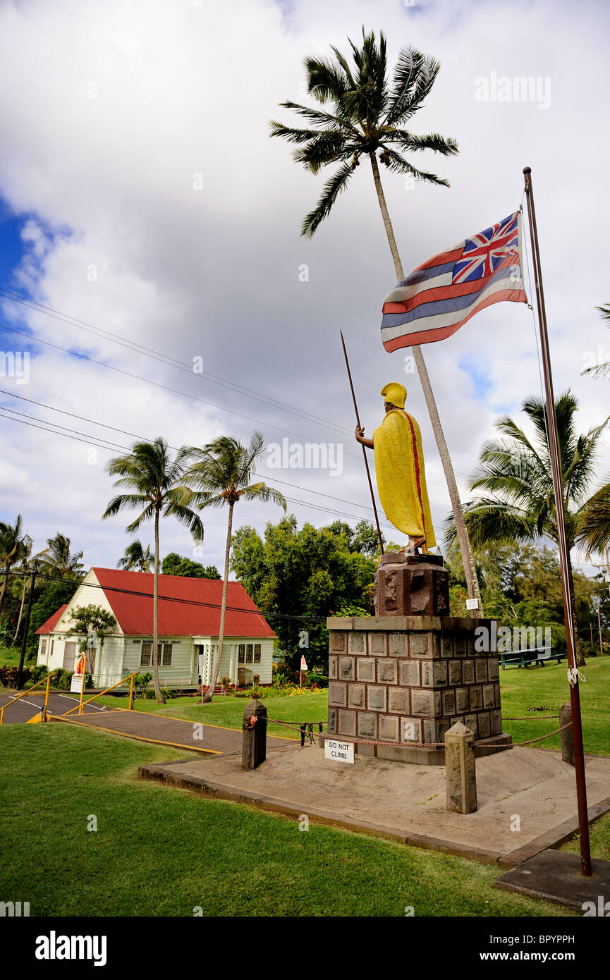 Original de la estatua del rey Kamehameha I y la bandera del Estado de Hawai, y bond Memorial Biblioteca Pública. Kapa'au, Isla Grande de Hawaii, EE.UU. Foto de stock