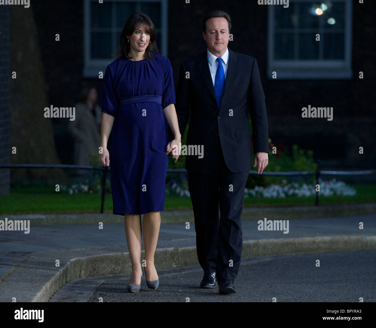 David Cameron y su esposa Samantha Cameron llega en el nº 10. En Downing Street en Mayo 11, 2010 Foto de stock
