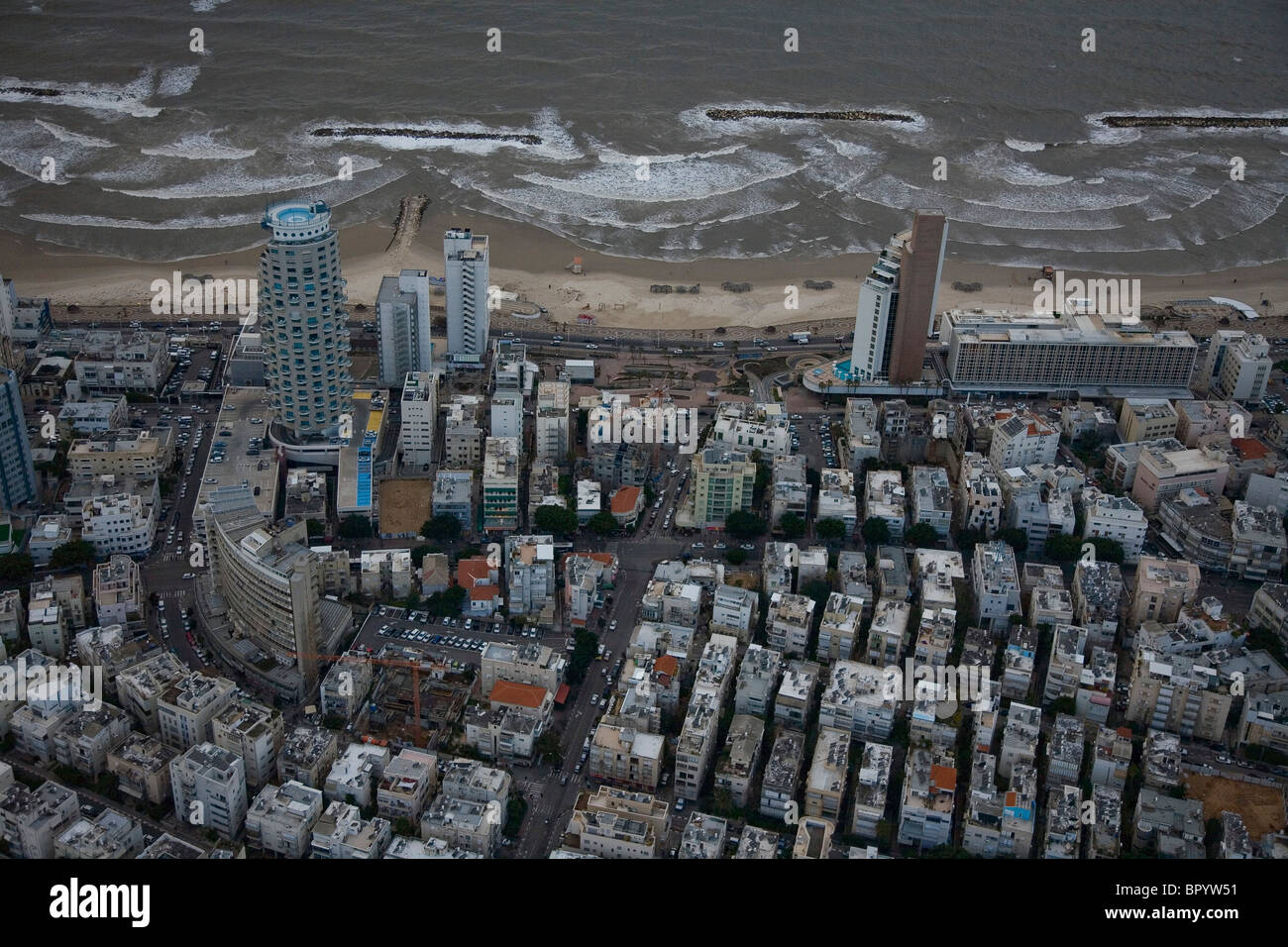 Fotografía aérea de la costa de Tel Aviv después de una tormenta Foto de stock