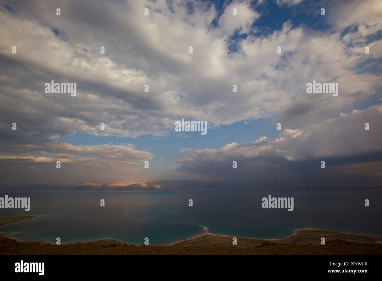 Fotografía del cielo nublado a lo largo del Mar Muerto Foto de stock