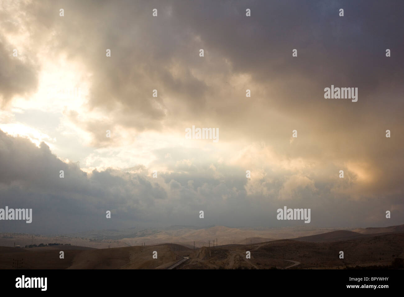 Fotografía de los cielos nublados a lo largo del Mar Muerto Foto de stock