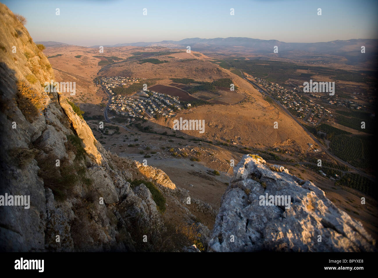 Fotografía del paisaje desde la cumbre del monte Arbel en Galilea. Foto de stock