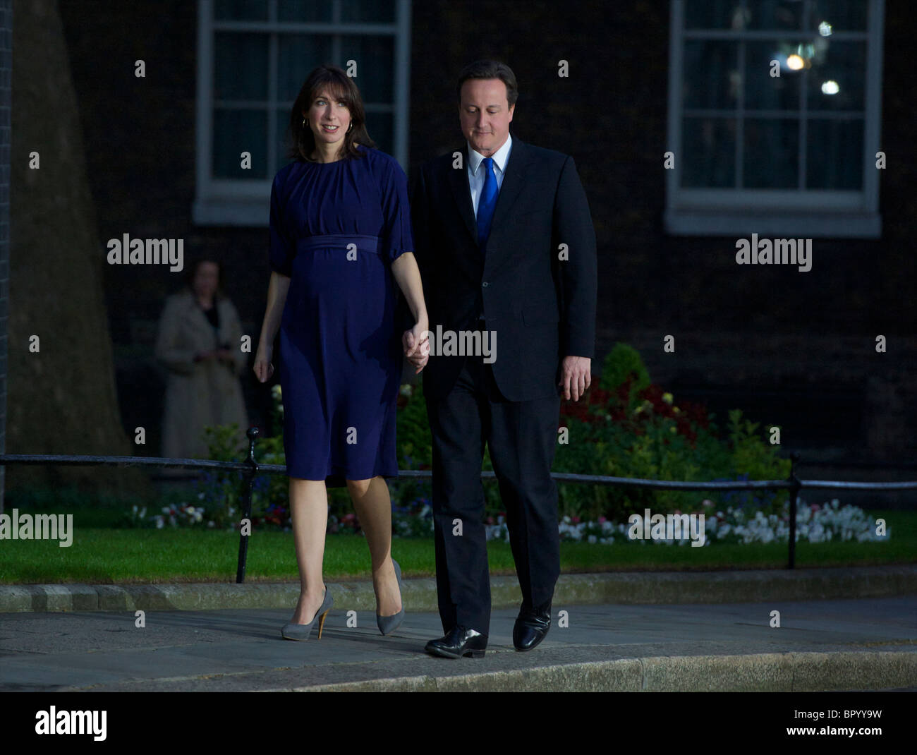 David Cameron y su esposa Samantha Cameron llega en el nº 10. En Downing Street en Mayo 11, 2010 Foto de stock
