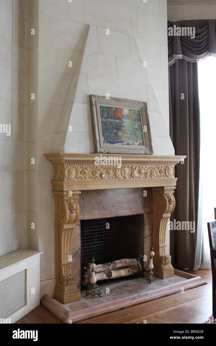 Chimenea Decorativa En El Interior De Una Habitación Blanca. Fotos