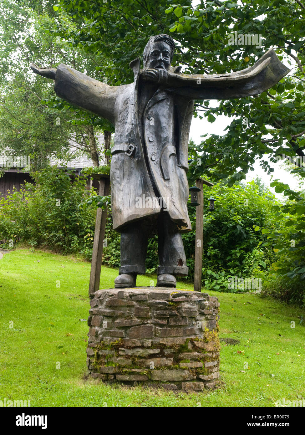 Una estatua de bronce de un minero en el Centro de Visitantes del Parque Forestal de Afan, Neath Port Talbot South Wales UK Foto de stock