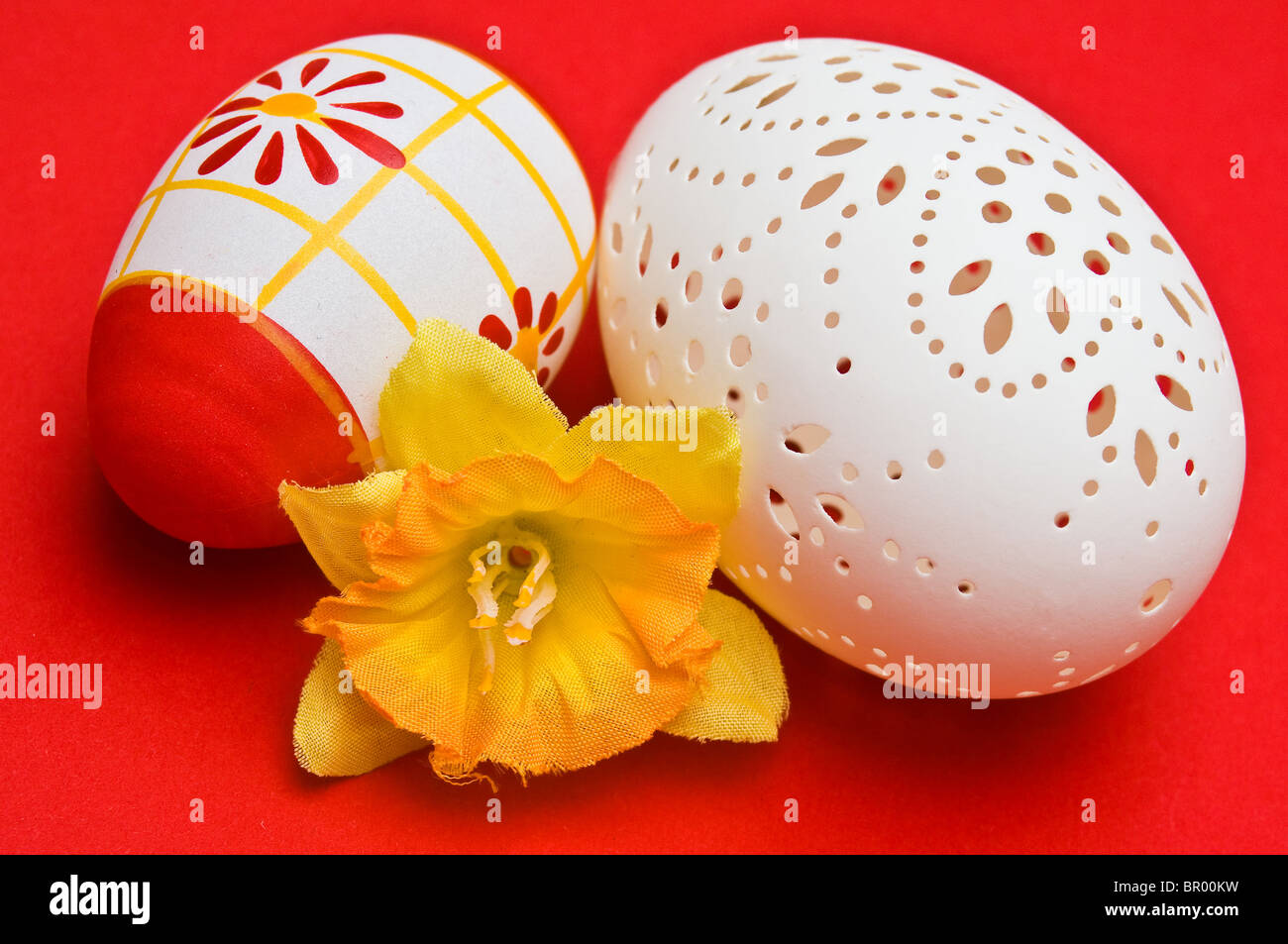 Decoración de Pascua con huevo perforado aislado en la red Foto de stock