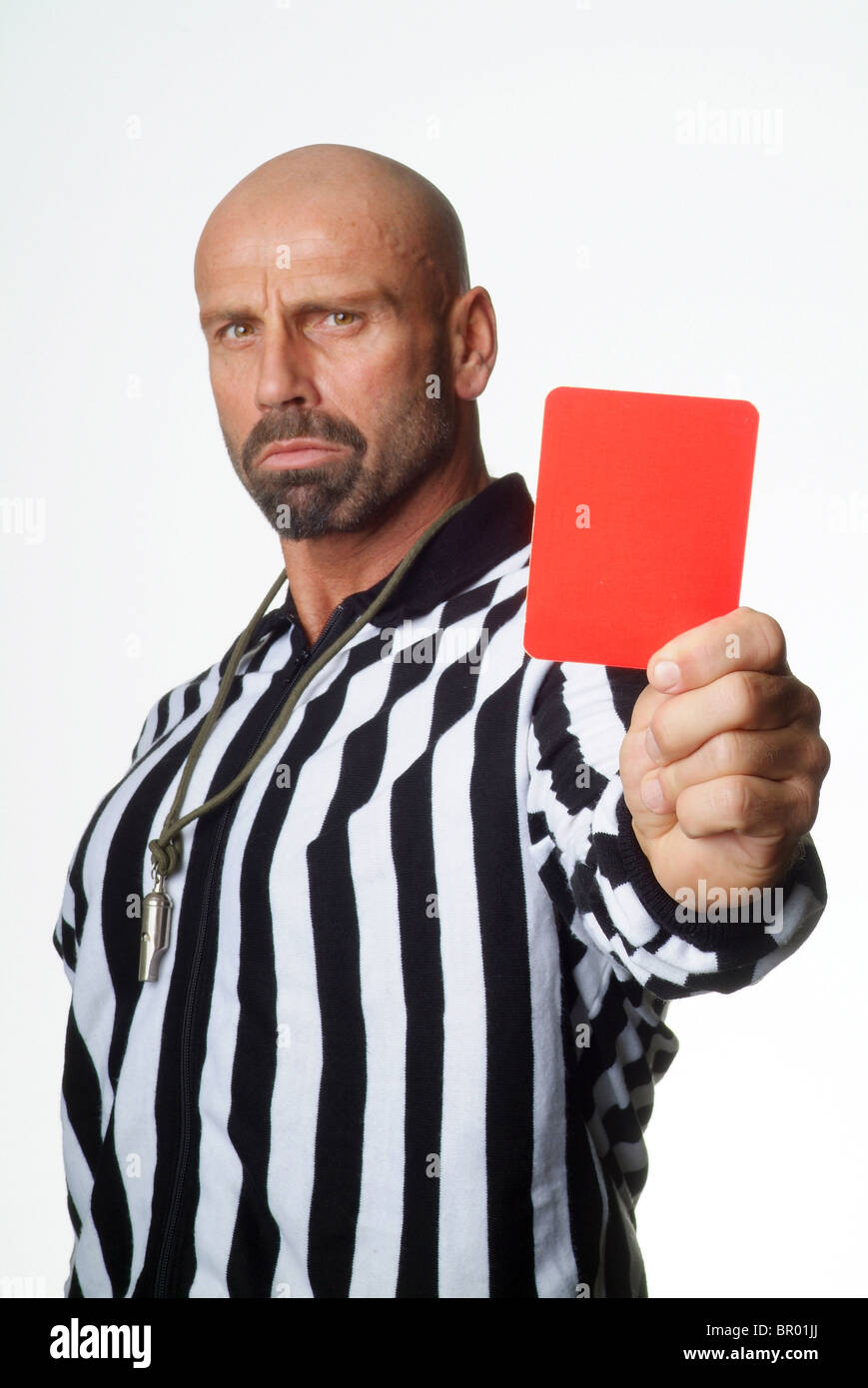 Árbitro dando una tarjeta roja Fotografía de stock - Alamy