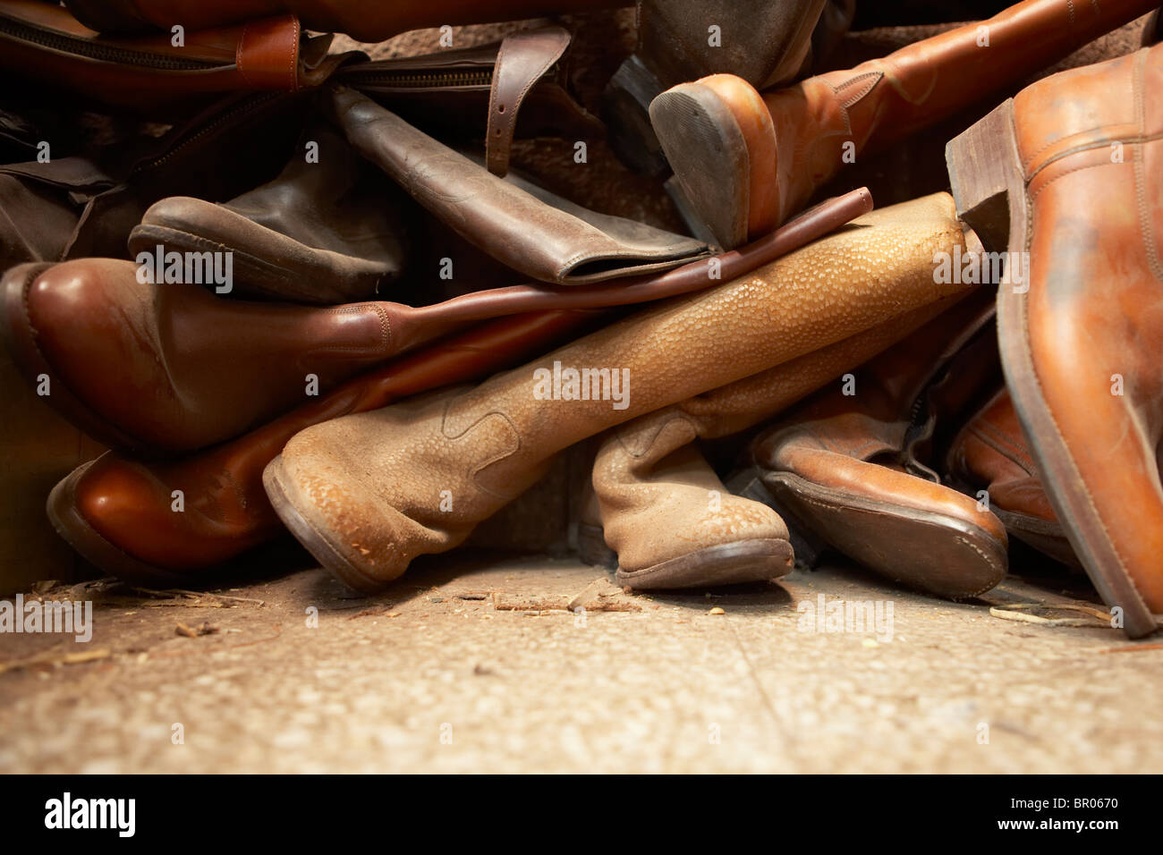 Montón de botas de vaquero en la fábrica de zapatos en Argentina Fotografía  de stock - Alamy