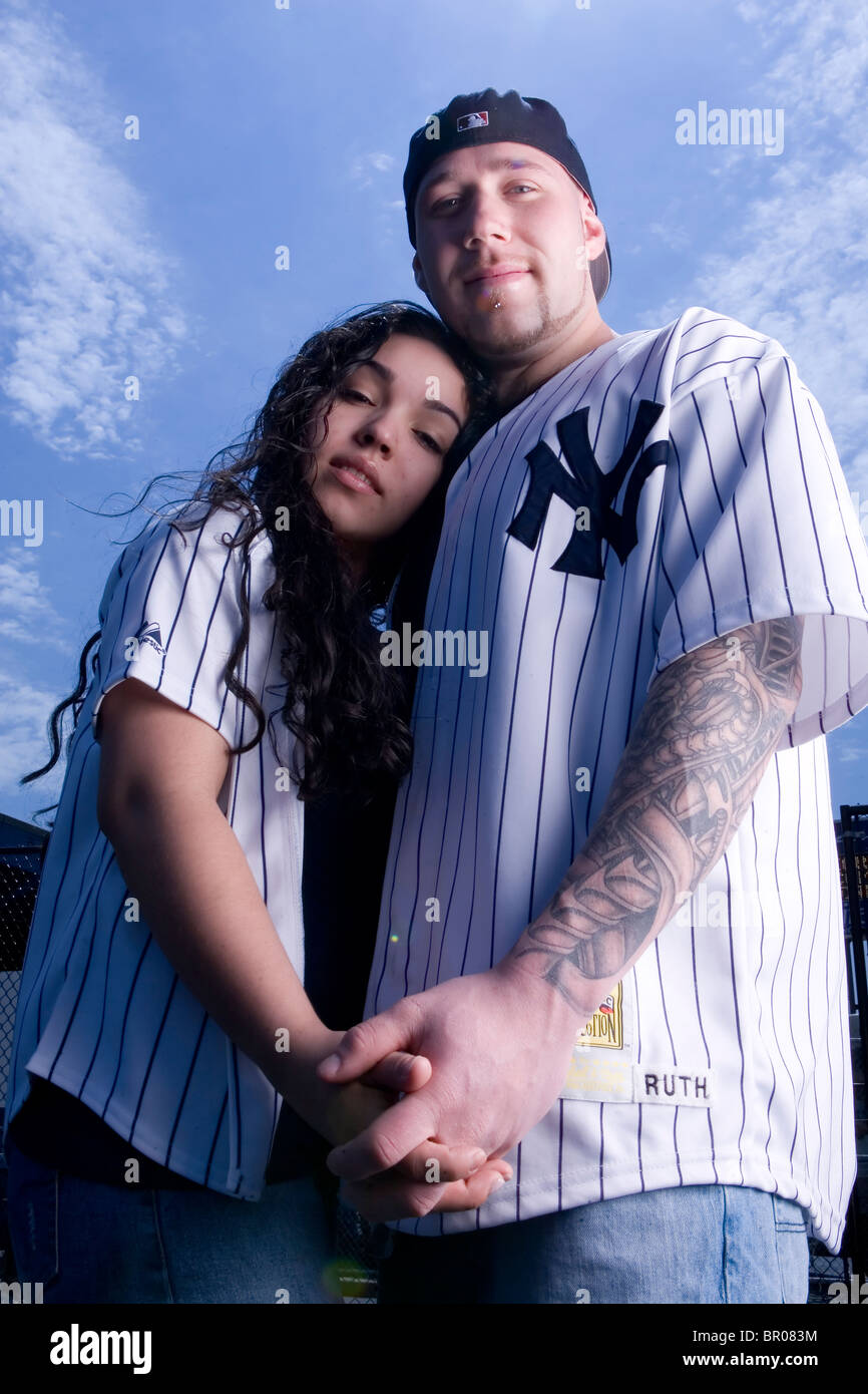 Una pareja espera para el inicio de la temporada de beisbol en un partido de béisbol de en la jornada inaugural en la Ciudad de Nueva York, Nueva Fotografía