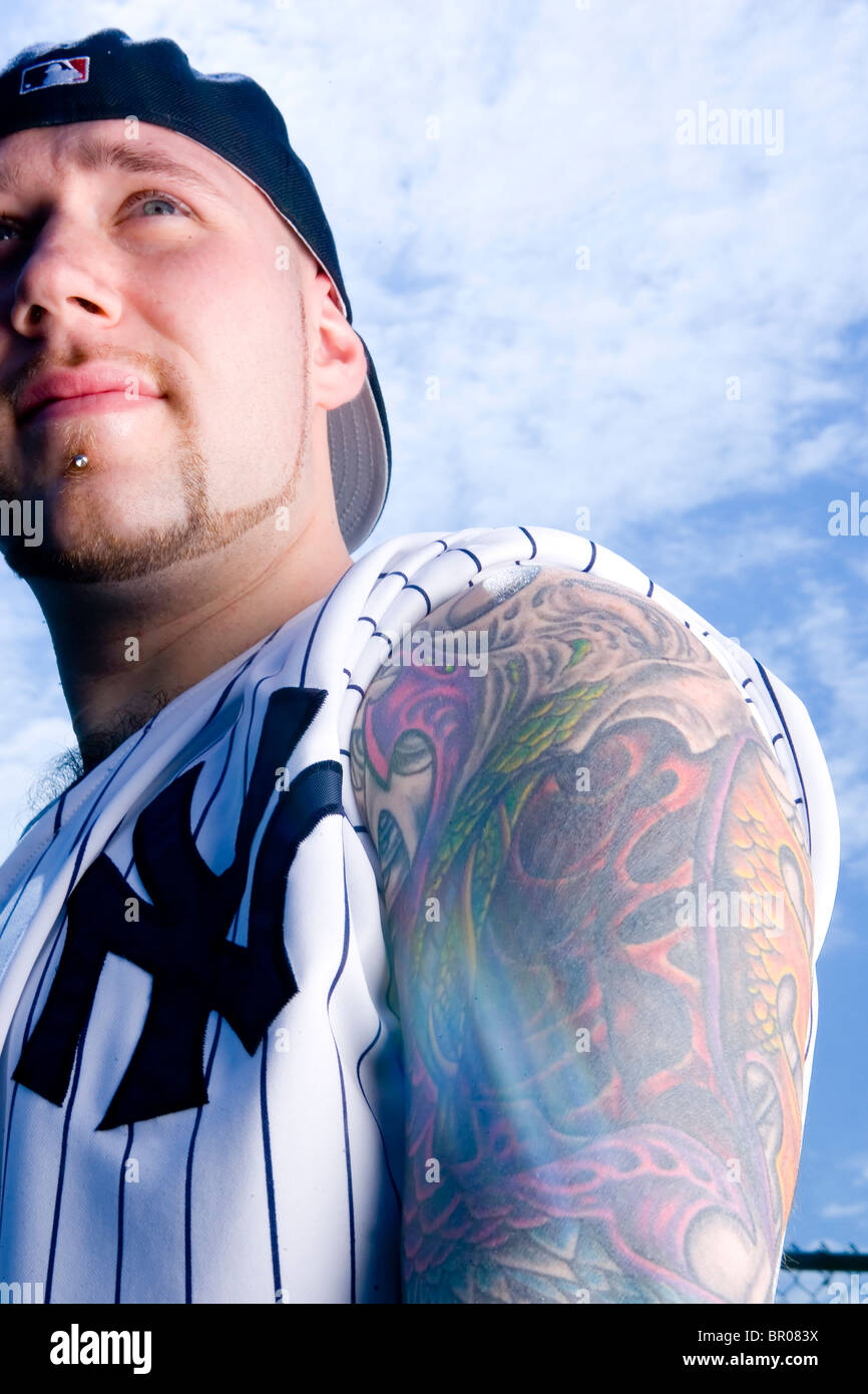 Un fanático del béisbol muestra sus tatuajes en el día de apertura del  béisbol en la Ciudad de Nueva York, Nueva York Fotografía de stock - Alamy