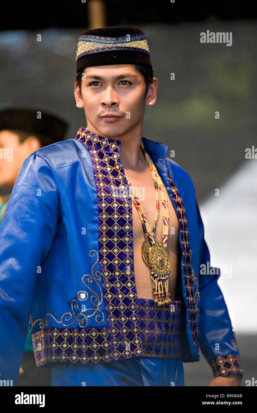 Vestido filipino tradicional fotografías e imágenes de alta resolución -  Alamy