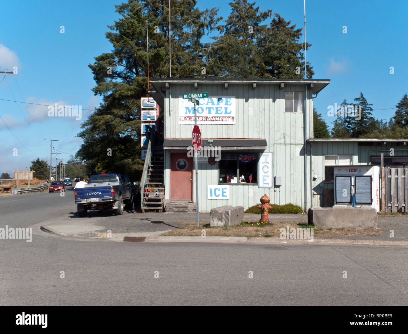 Edificio antiguo mal pintado fotografías e imágenes de alta resolución
