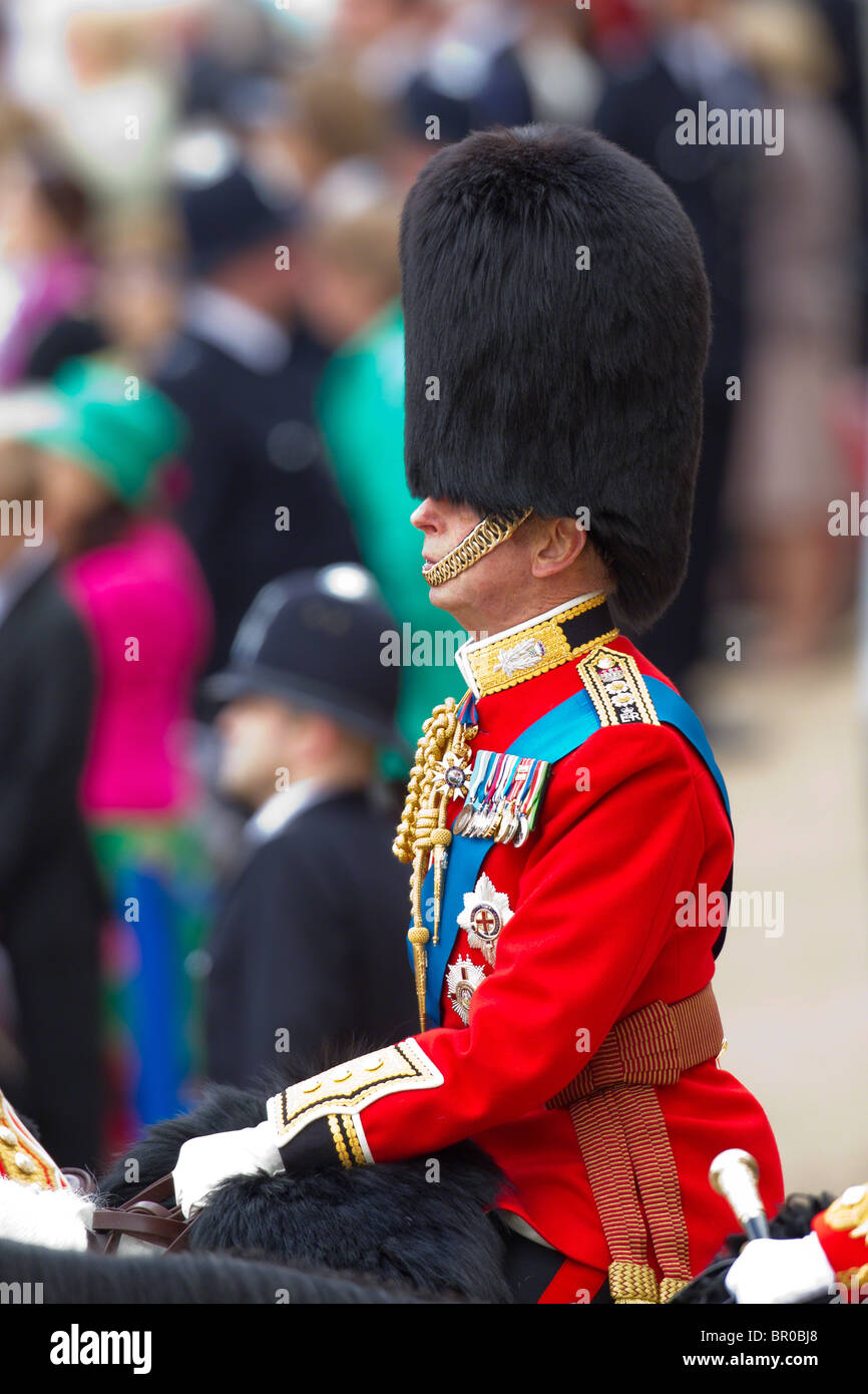 El Príncipe Eduardo, duque de Kent, a caballo. "Trooping El Color' 2010 Foto de stock