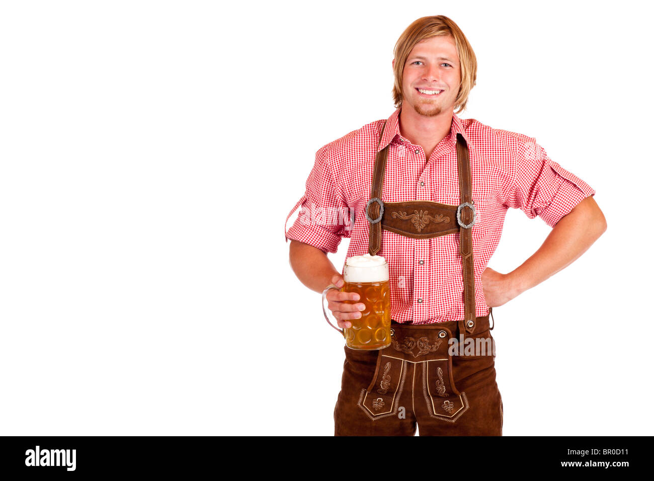 Hombre de Baviera con pantalones de cuero (lederhose) celebra Oktoberfest  stein de cerveza en la mano. Aislado sobre fondo blanco Fotografía de stock  - Alamy