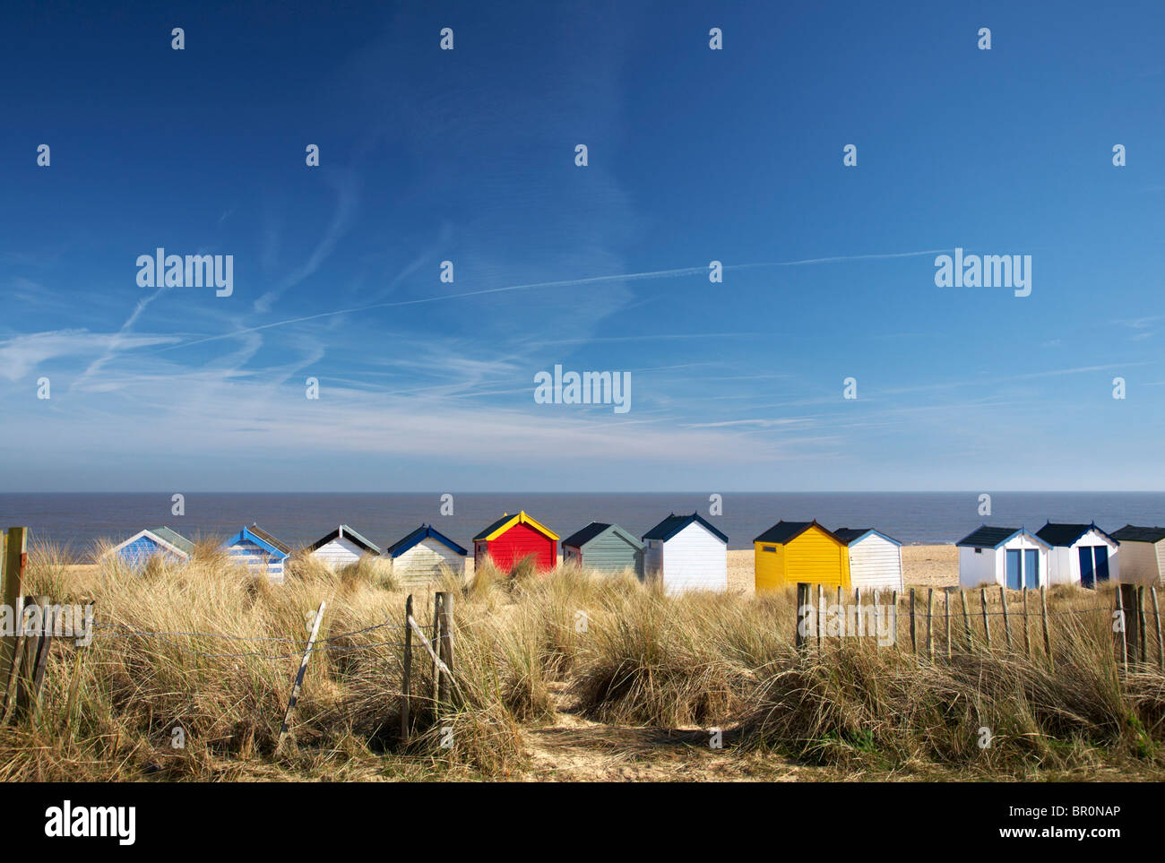 Coloridas cabañas en la playa en Southwold, Suffolk, Reino Unido Foto de stock