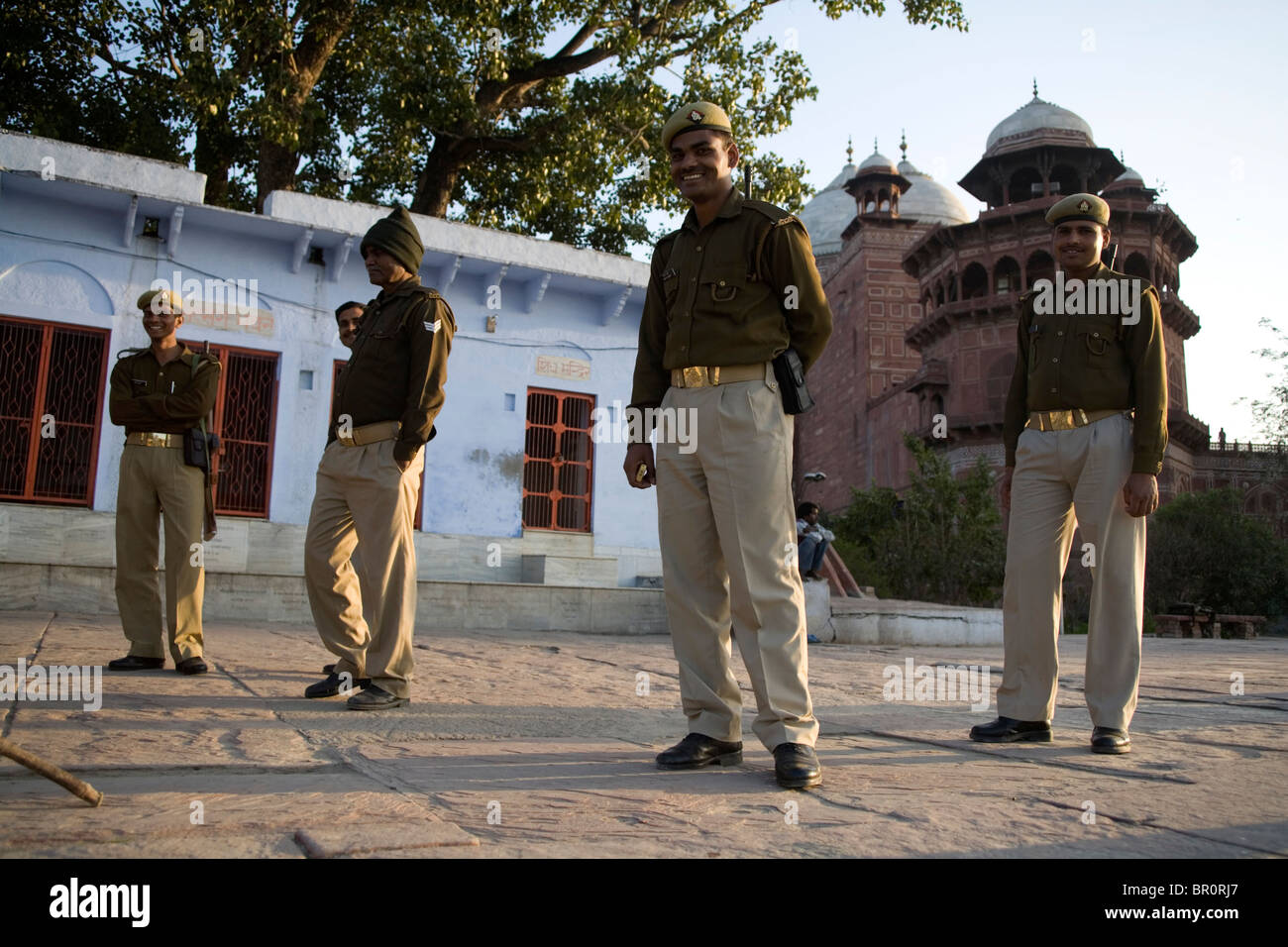 Los hombres del ejército en guardia del Taj Mahal, en Agra, India. Foto de stock