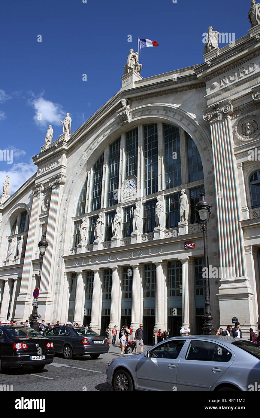 Paris Gare du Nord, la fachada de la calle principal. Foto de stock