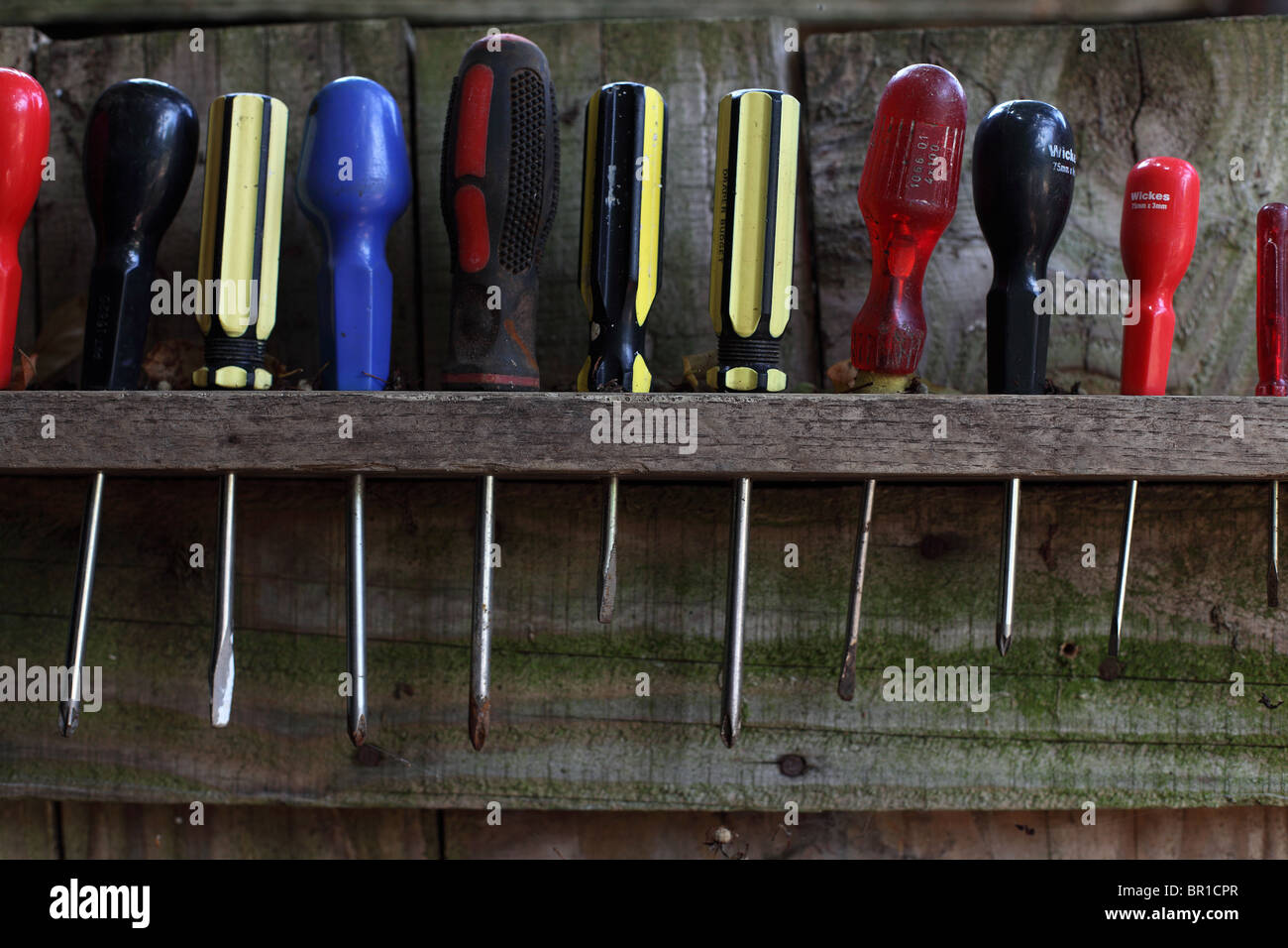 Una fila de destornilladores eléctricos en una junta de sombra, REINO UNIDO  Fotografía de stock - Alamy