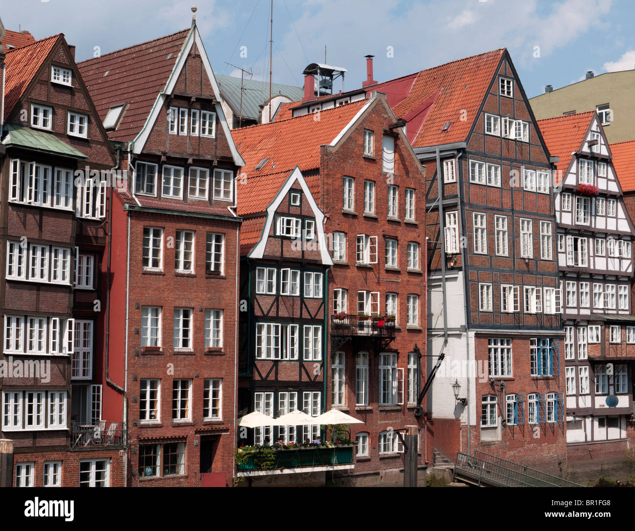 Casas de entramado histórico en Nikolaifleet en Hamburgo Alemania Foto de stock