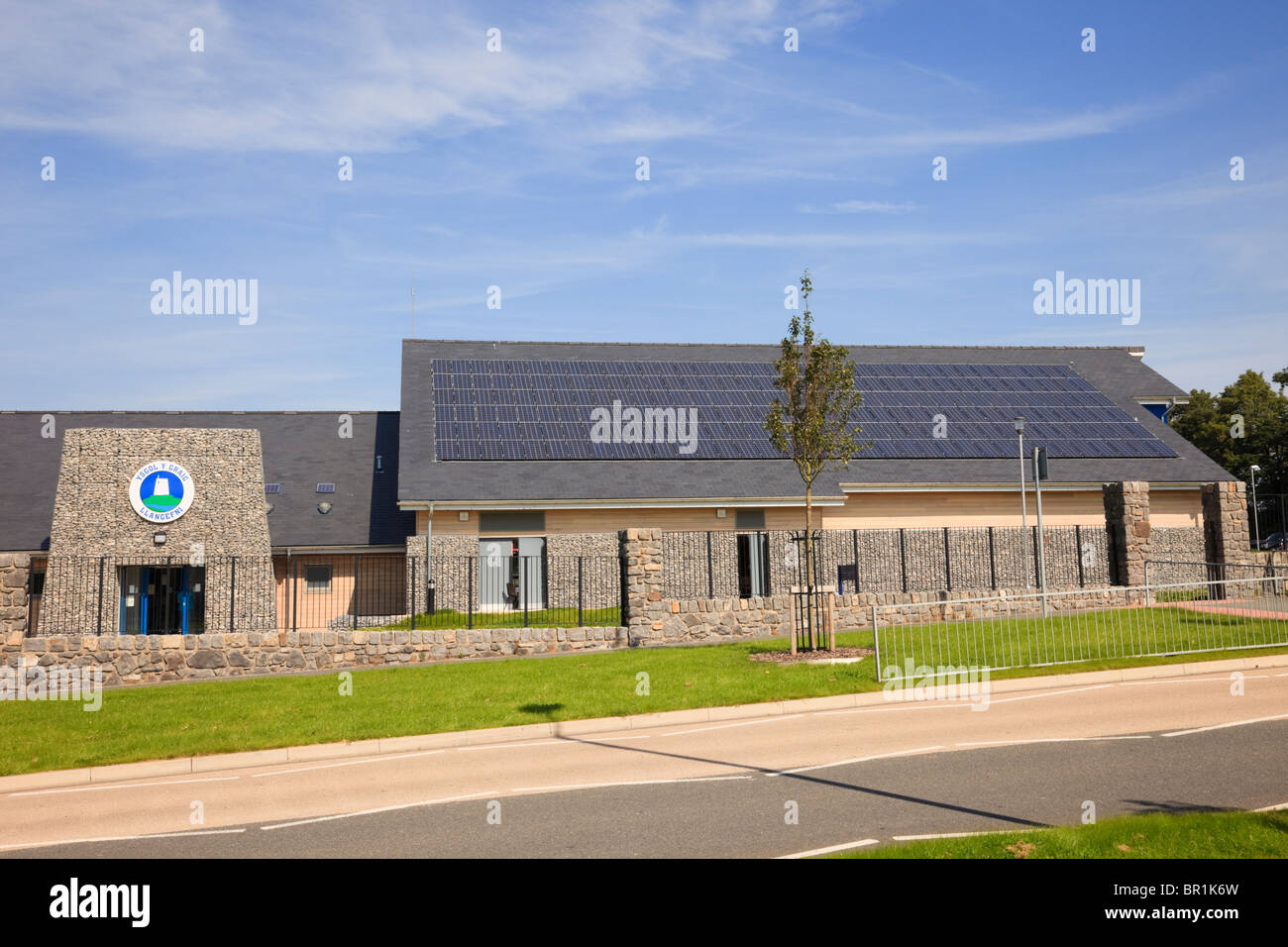 Llangefni, Isla de Anglesey, al norte de Gales, Reino Unido, Europa. Y Graig Ysgol nuevo edificio de la escuela primaria con paneles solares en el techo Foto de stock