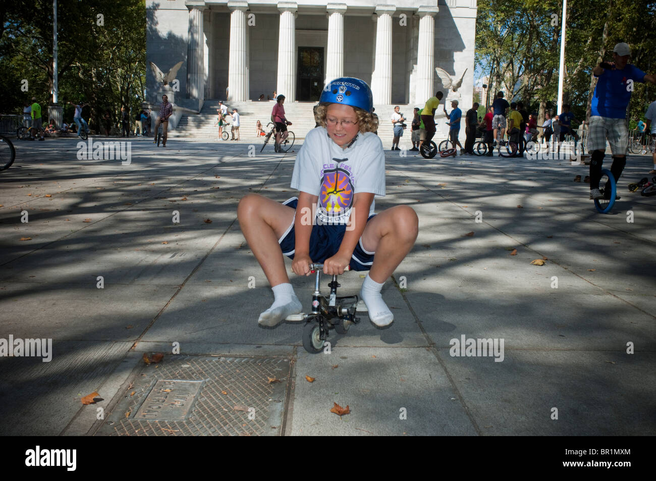 Titulada: 'patinar' muestra a un joven en miniatura, dos ruedas de  bicicleta-como patines que son pedaleada. Es una máquina Takypod es  impulsado por pedalear, pero a diferencia de una bicicleta, el ciclista