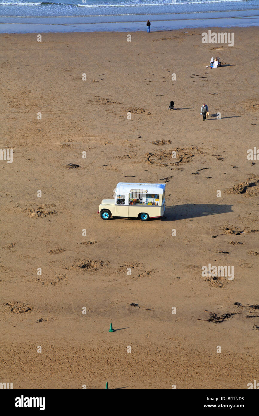 Ice cream van casi desierta playa de West Cliff, Whitby, North Yorkshire, Inglaterra, Reino Unido. Foto de stock