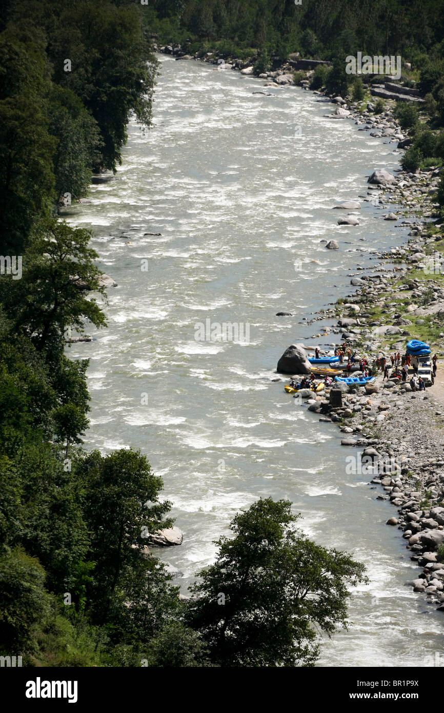 Un campamento de rafting a lo largo del río Beas en el Himalaya cerca de Manali en Himachal Pradesh, en la India. Foto de stock