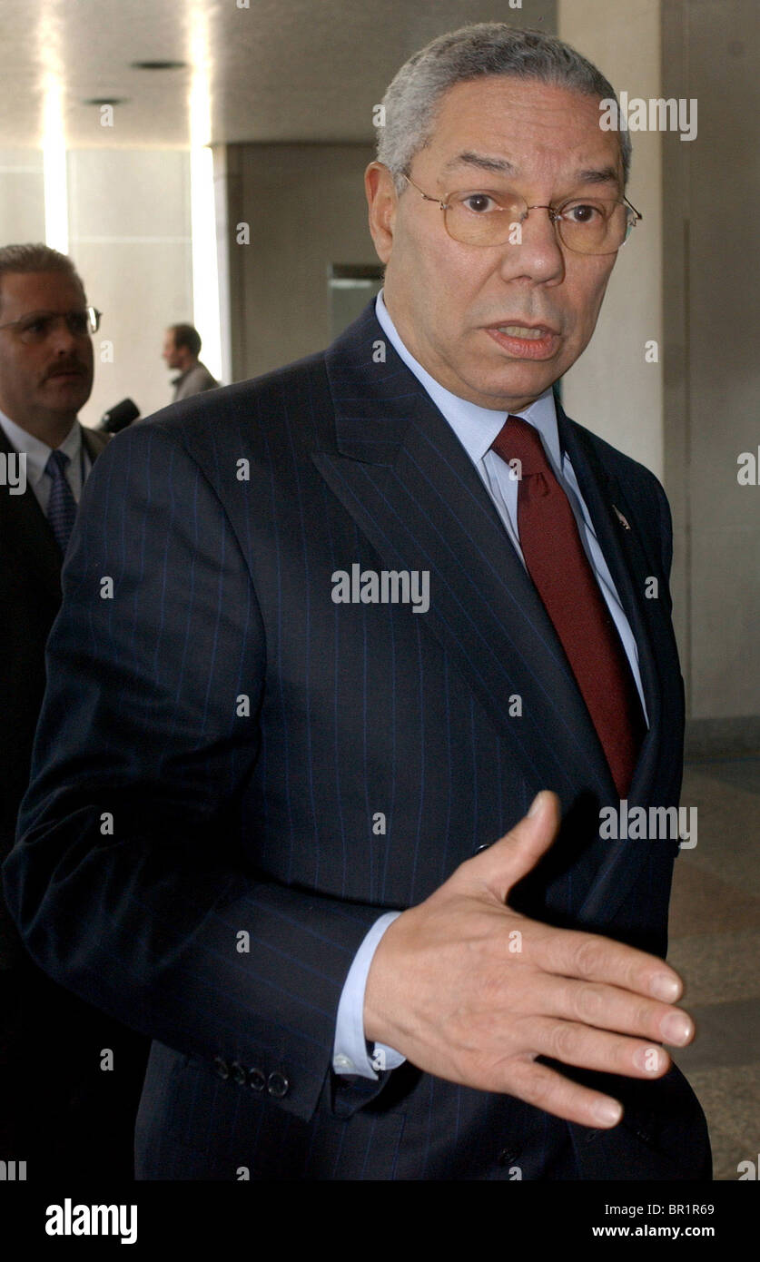 Sec. de Estado Colin Powell asiste a una conferencia de prensa. Foto de stock