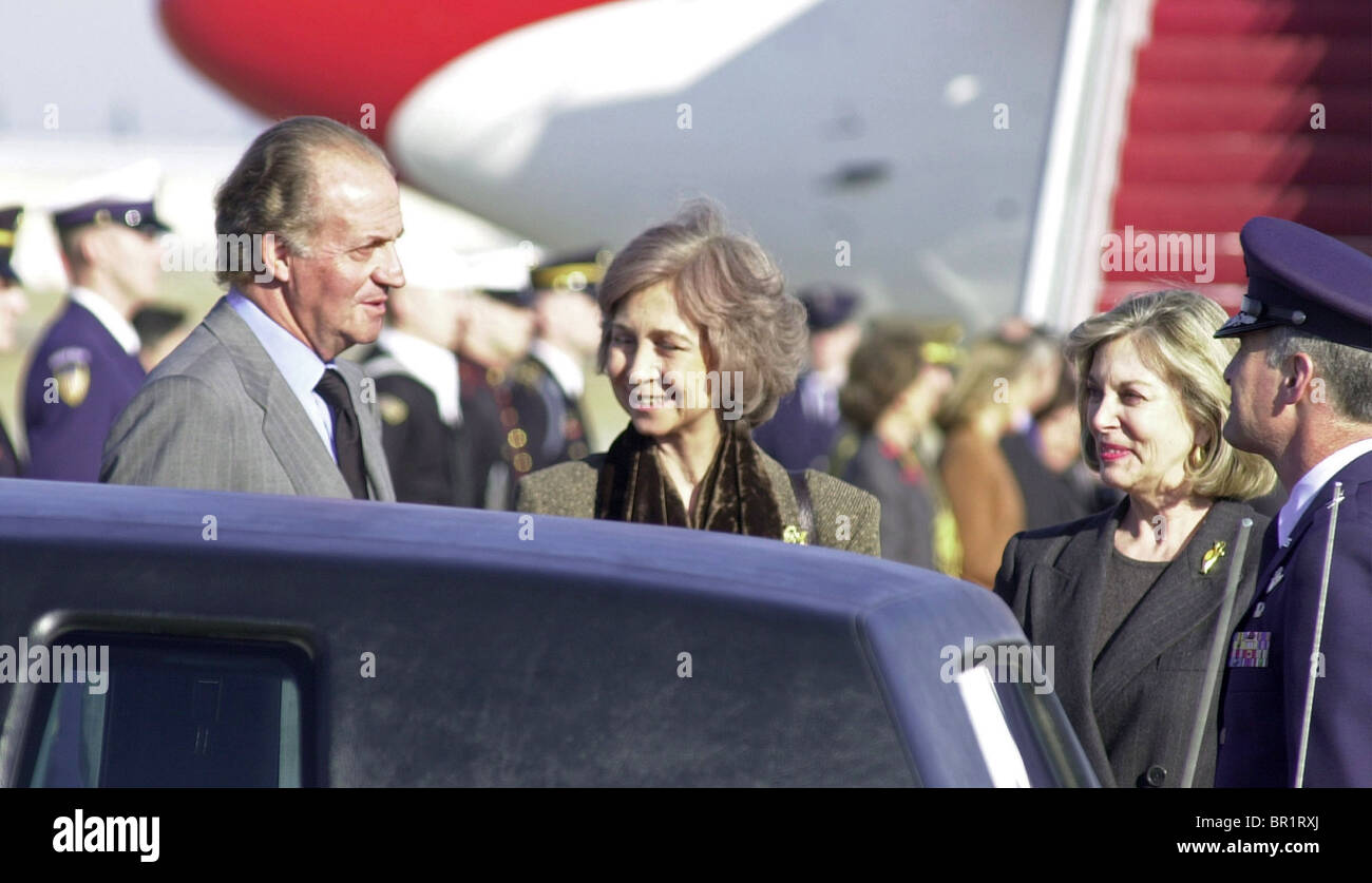 El Rey reina de España llegan a la Base Aérea Andrews en Maryland Foto de stock