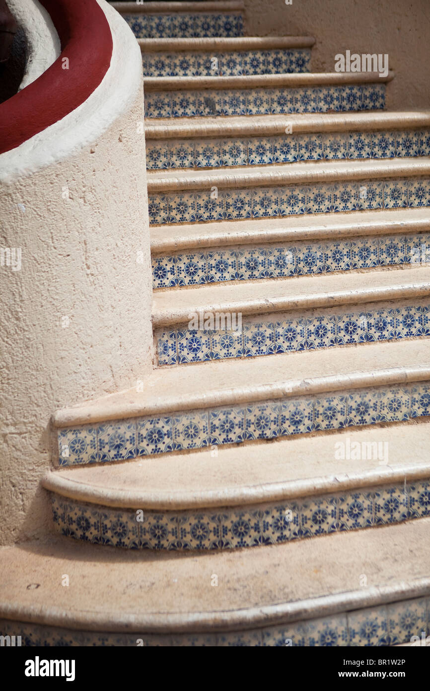 Escaleras con azulejos fotografías e imágenes de alta resolución - Alamy