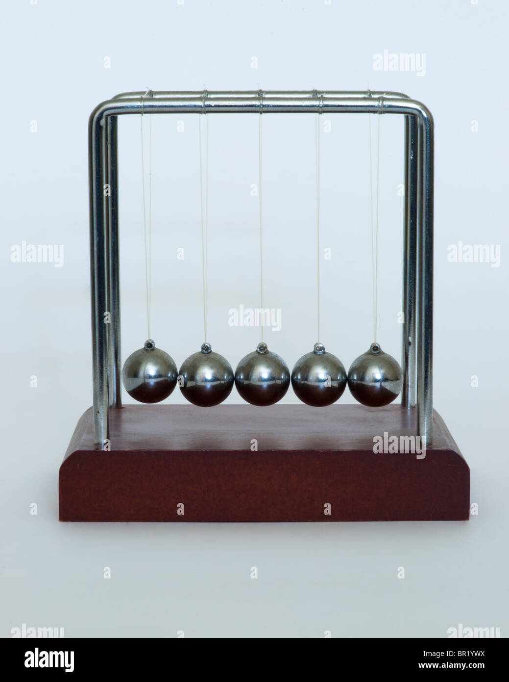 Newton pendulum fotografías e imágenes de alta resolución - Alamy