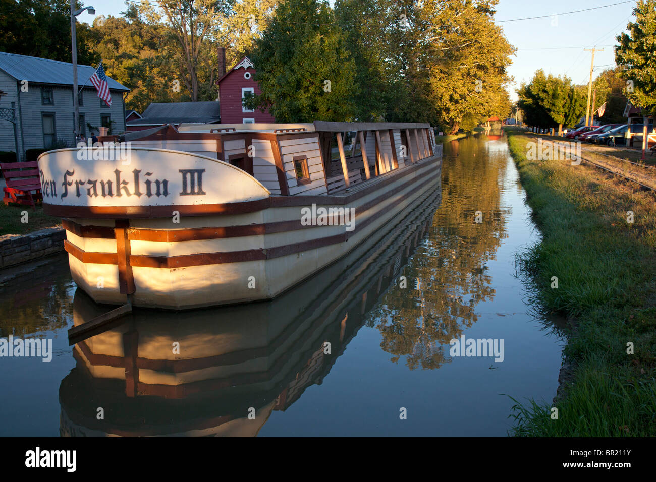 Metamora, Indiana - un canal en barco por el canal de aguas bravas en una aldea de antes de la Guerra Civil en el sureste de Indiana. Foto de stock