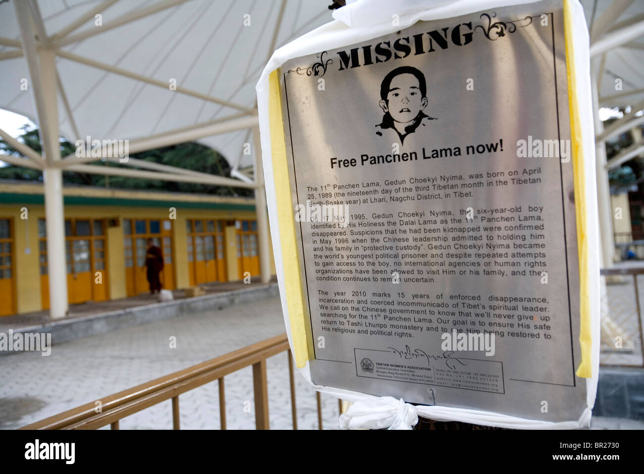 Una placa por la desaparición del 11º Panchen Lama un niño secuestrado por el gobierno chino, en Dharamsala, India. Foto de stock