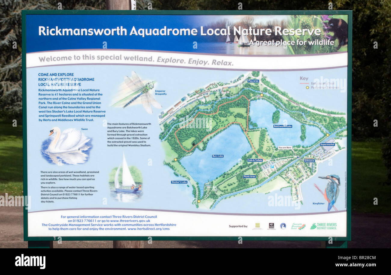 Una junta de información pública, un aviso con detalles de Rickmansworth Aquadrome una reserva natural local, bosque mixto y lagos Foto de stock
