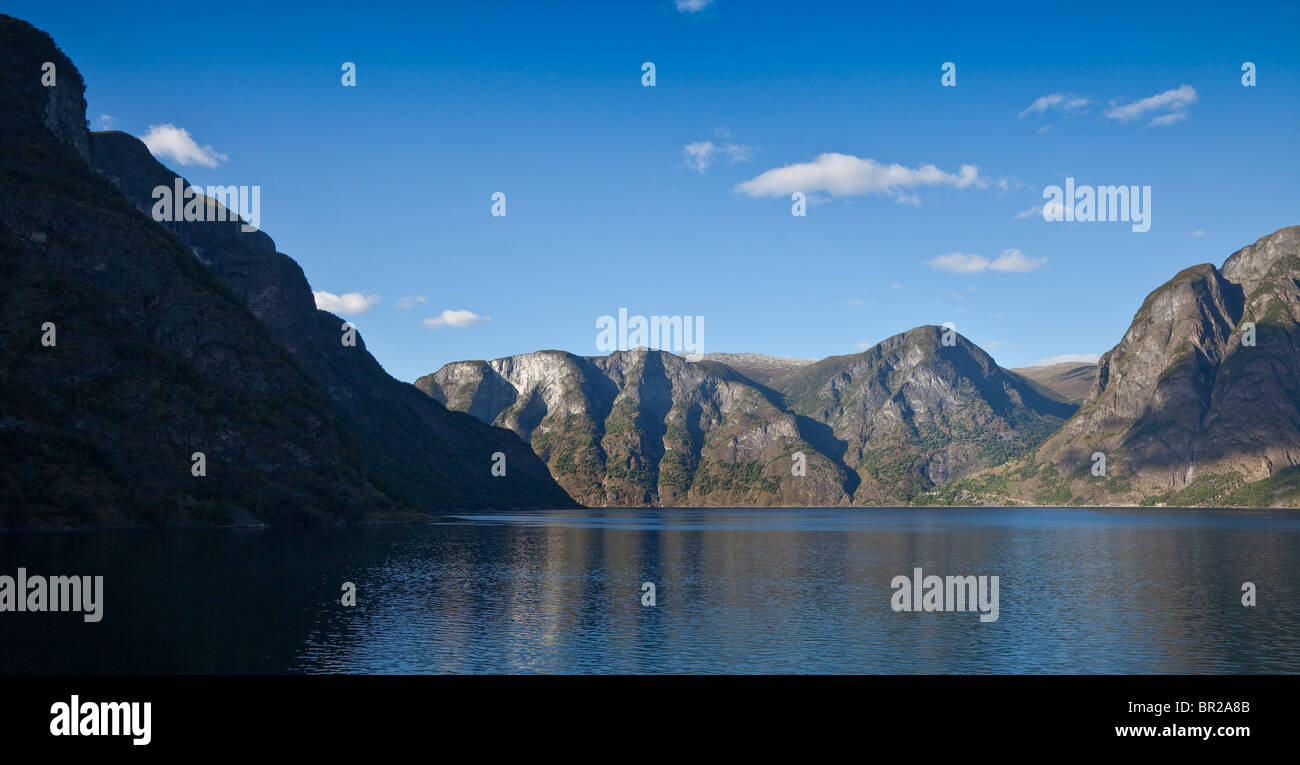 Fiordo noruego vista horizontal, navegando hacia el oeste desde antaño, Noruega. Tarde cálida luz solar Foto de stock