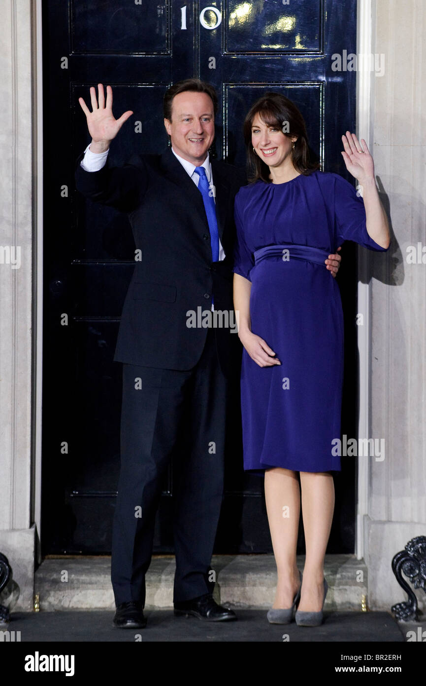 David Cameron y Samantha Cameron en el número 10 de Downing Street, Londres, 11 de mayo de 2010. Foto de stock
