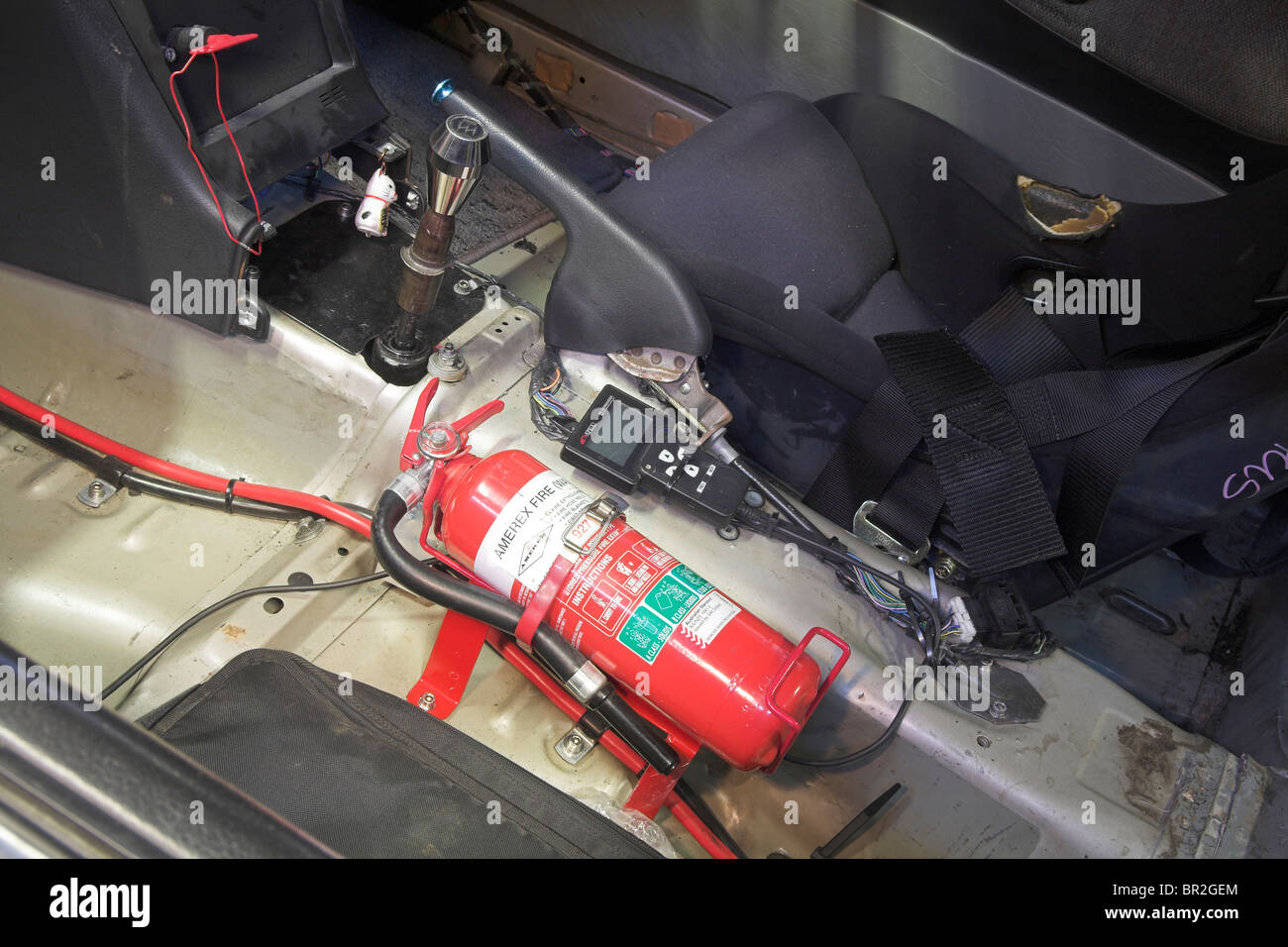 Extintor de incendios en la cabina de un coche deportivo de carreras de deriva Foto de stock