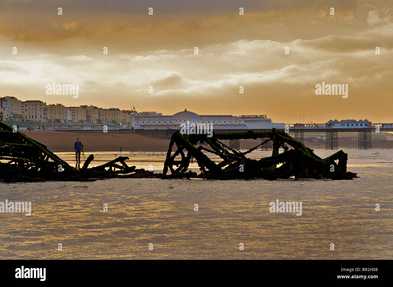 Siluetas de remanentes del West Pier con el Palace Pier más allá de Brighton. East Sussex, Inglaterra Foto de stock