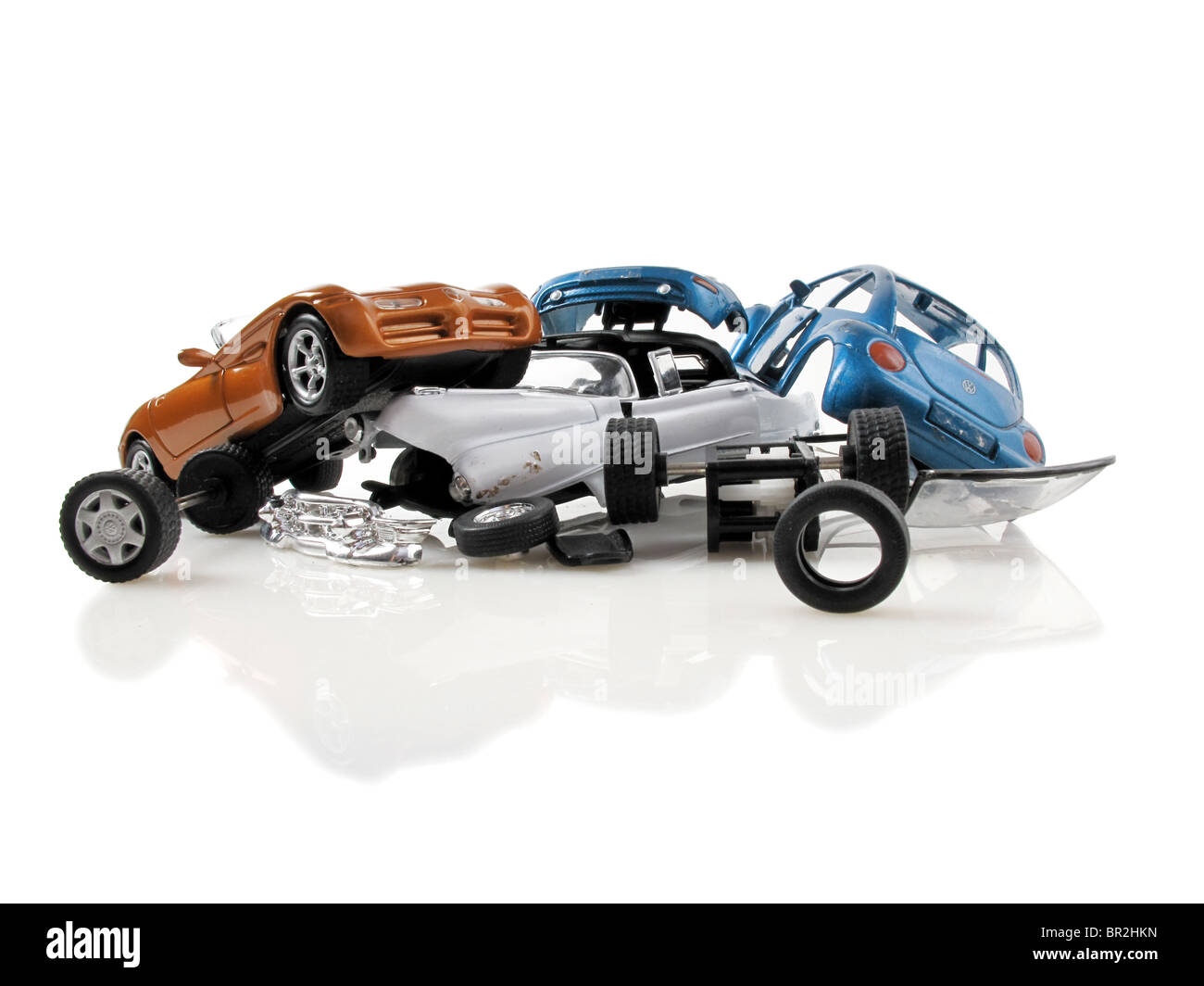 Multi-coche se amontonan con 3 diferentes coches de juguete sobre blanco Foto de stock