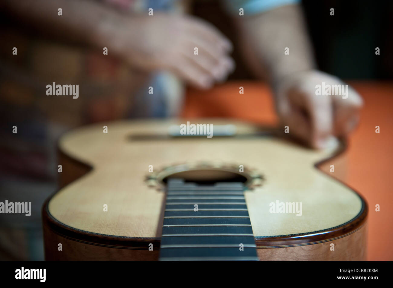 Maestro Luthier (Guitar-Maker) en su taller en el proceso de fabricación de  una guitarra clásica española. Barcelona. España Fotografía de stock - Alamy